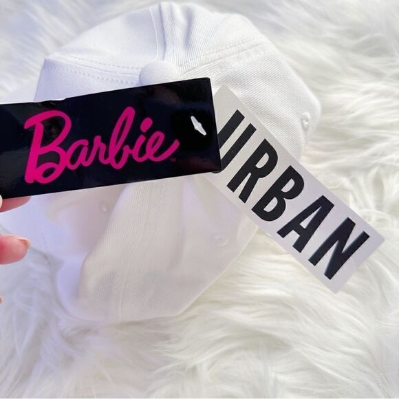 ɴᴡᴛ ʙᴀʀʙɪᴇ x ᴜᴏ ꜱɴᴀᴘʙᴀᴄᴋ ʟᴏɢᴏ ʜᴀᴛ - Picture 5 of 17